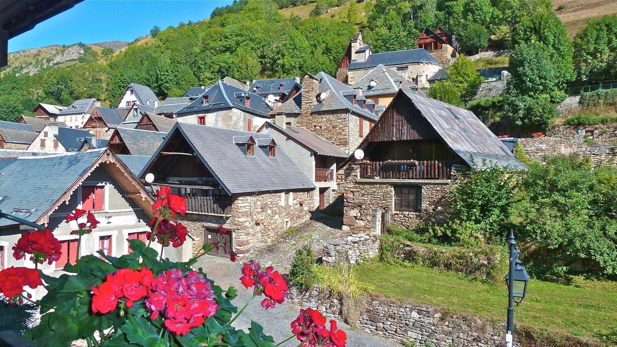 Hotel - Restaurant - Bar - Le Sapin Fleuri Bourg-dʼOueil Esterno foto
