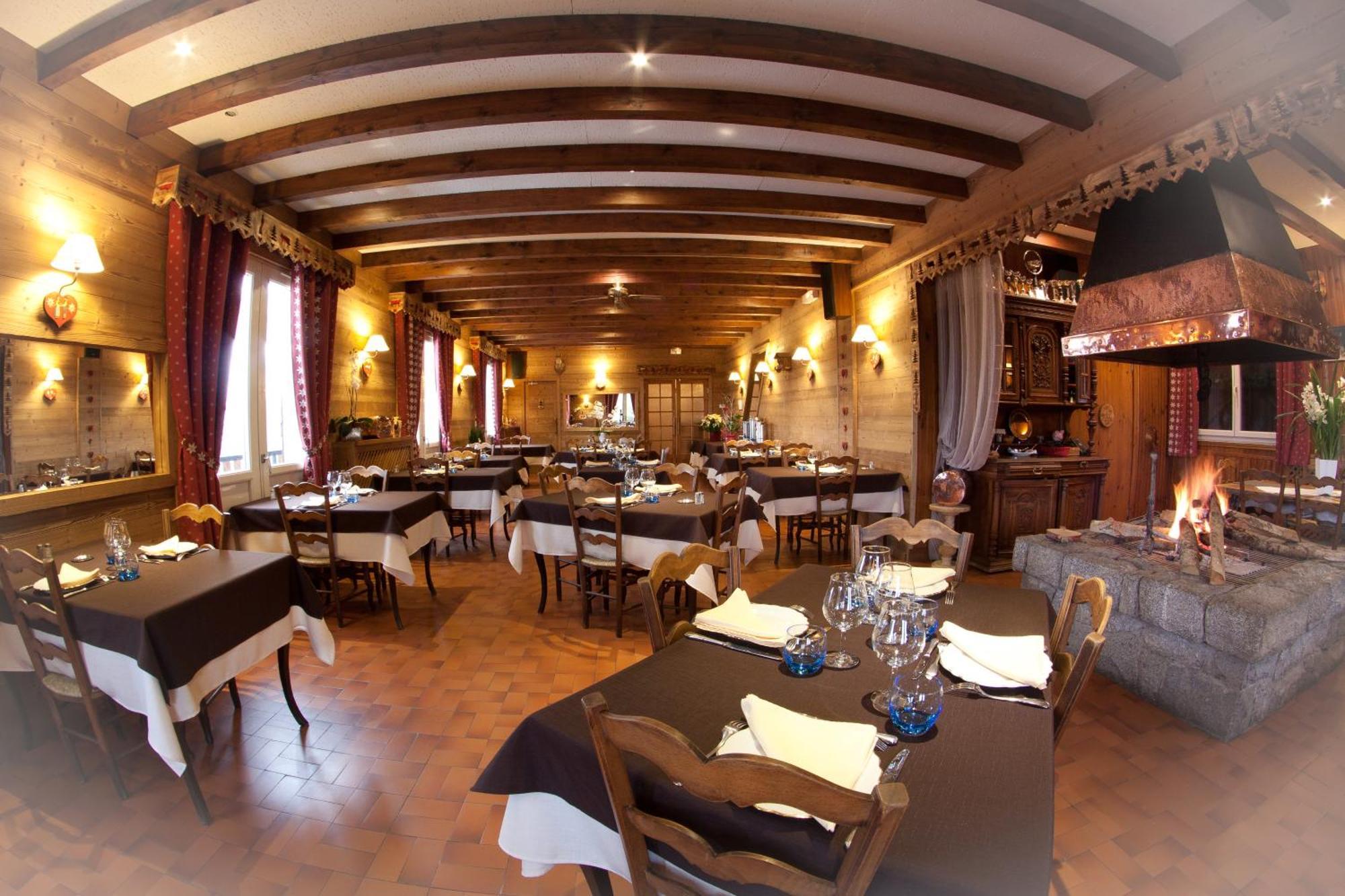 Hotel - Restaurant - Bar - Le Sapin Fleuri Bourg-dʼOueil Esterno foto