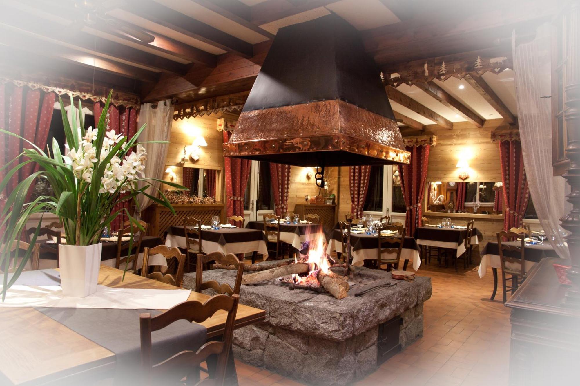 Hotel - Restaurant - Bar - Le Sapin Fleuri Bourg-dʼOueil Esterno foto