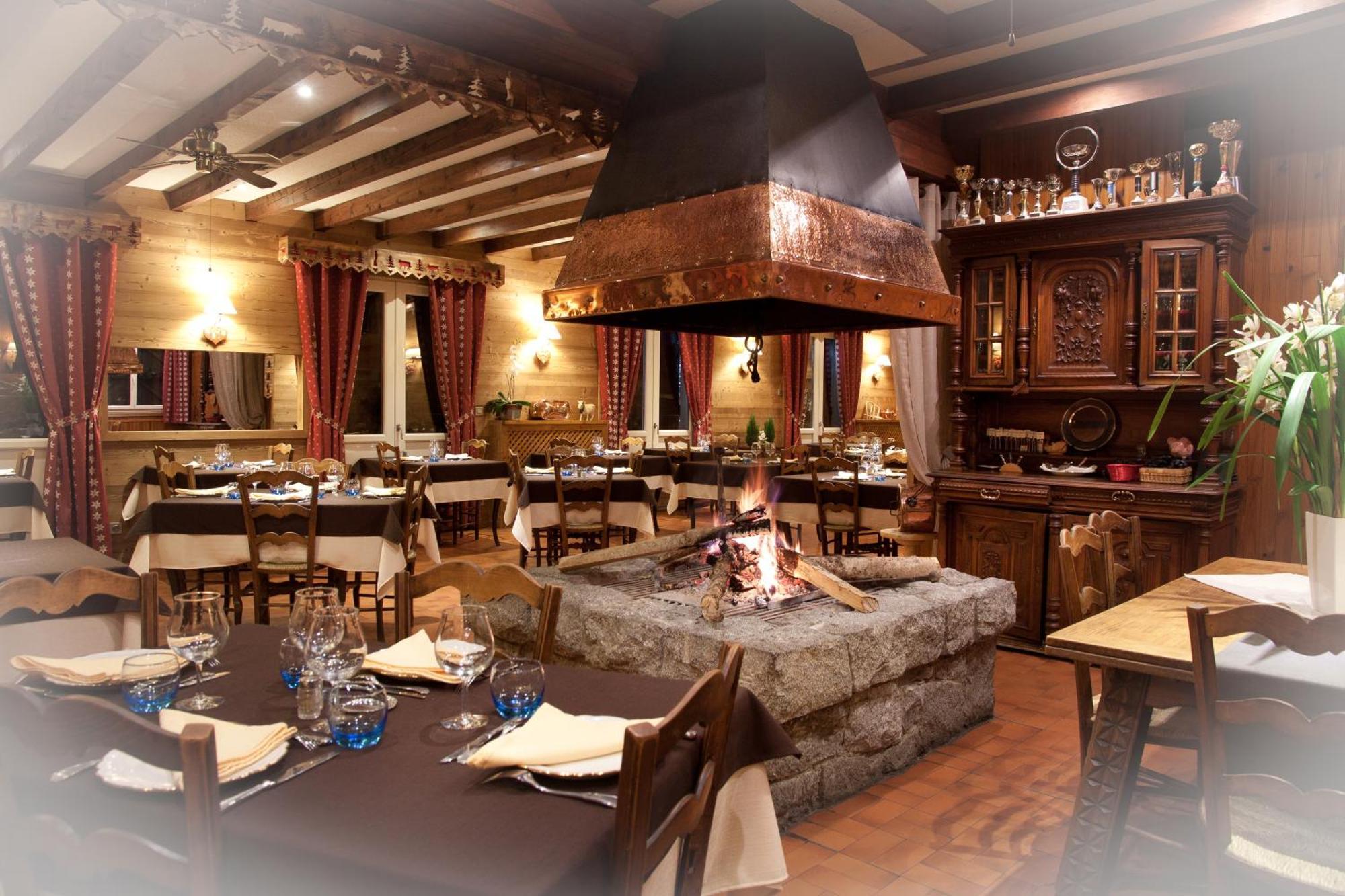 Hotel - Restaurant - Bar - Le Sapin Fleuri Bourg-dʼOueil Esterno foto