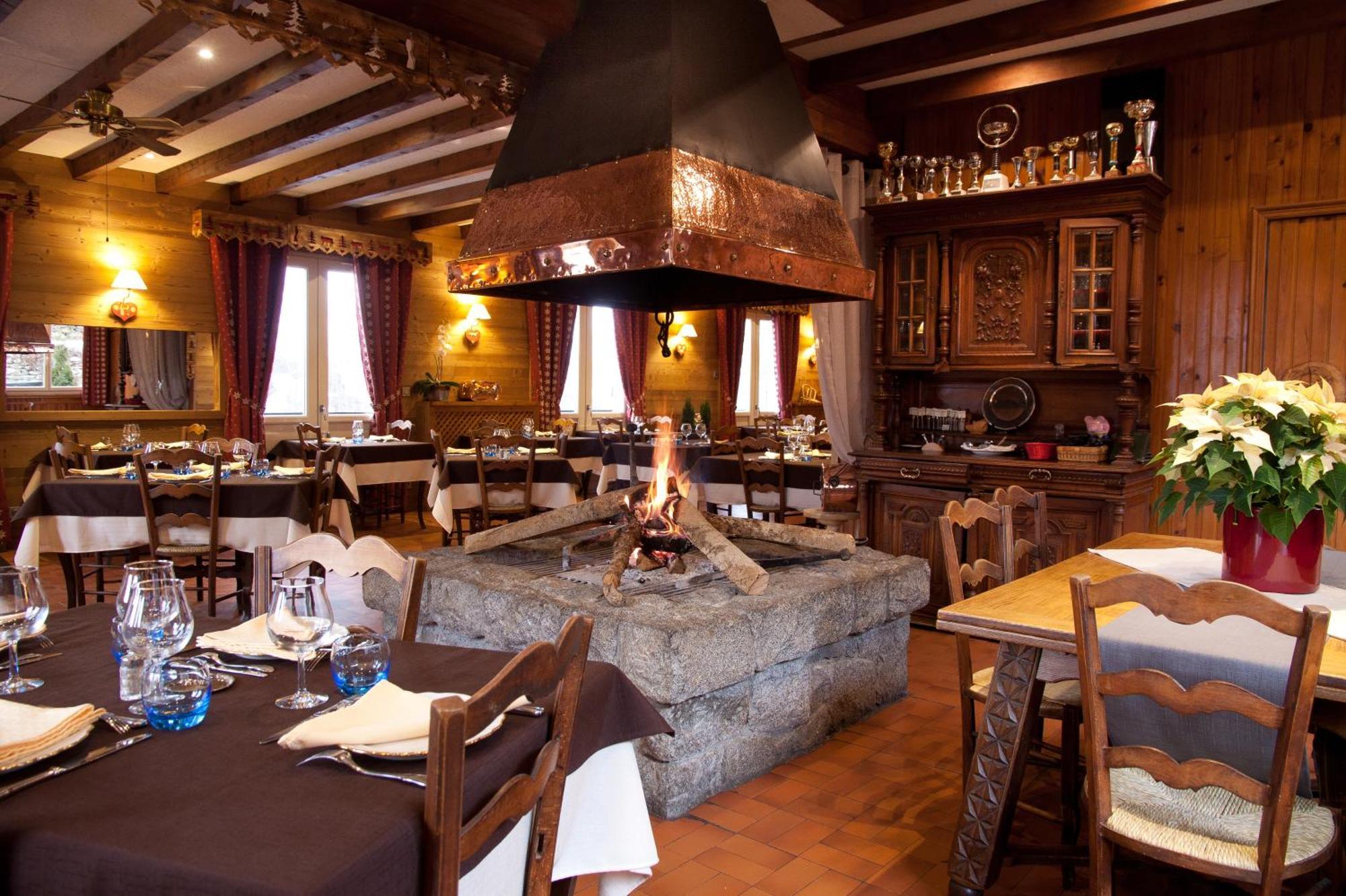Hotel - Restaurant - Bar - Le Sapin Fleuri Bourg-dʼOueil Esterno foto
